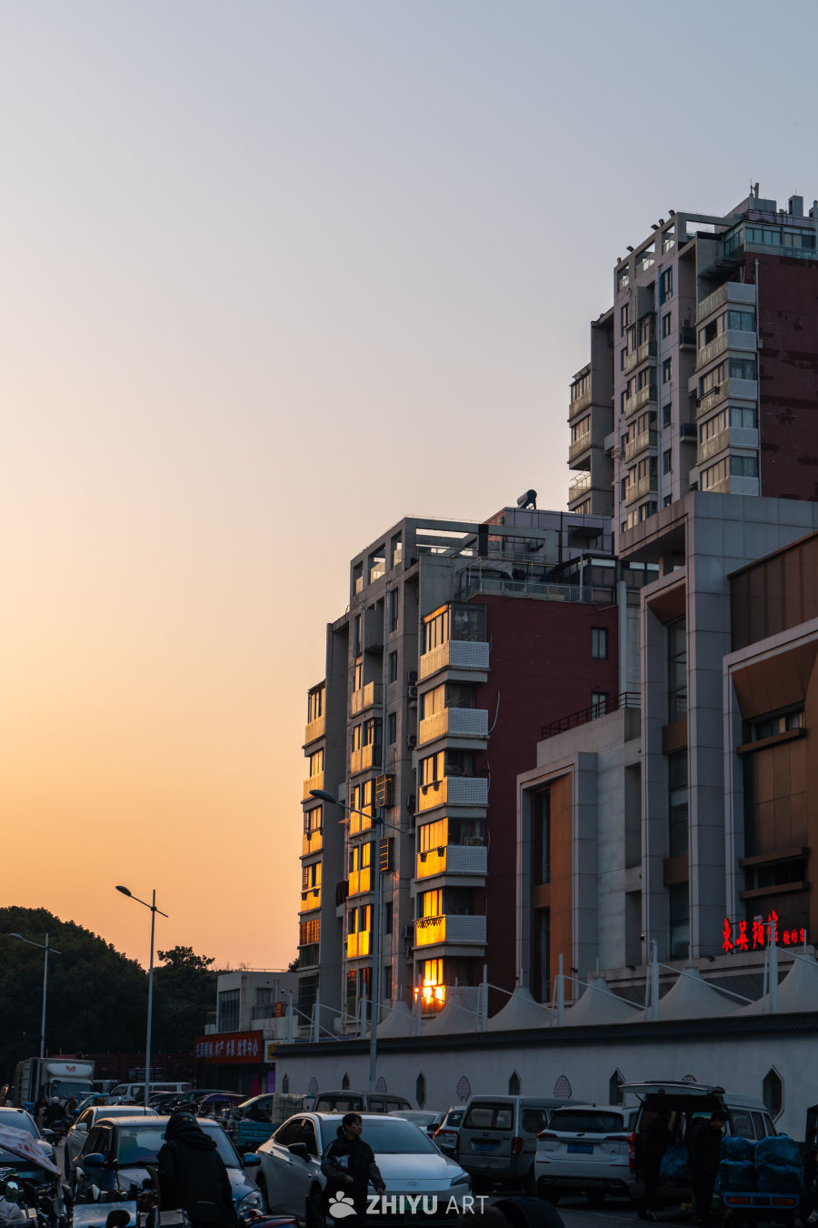 黄昏时分的城市街景