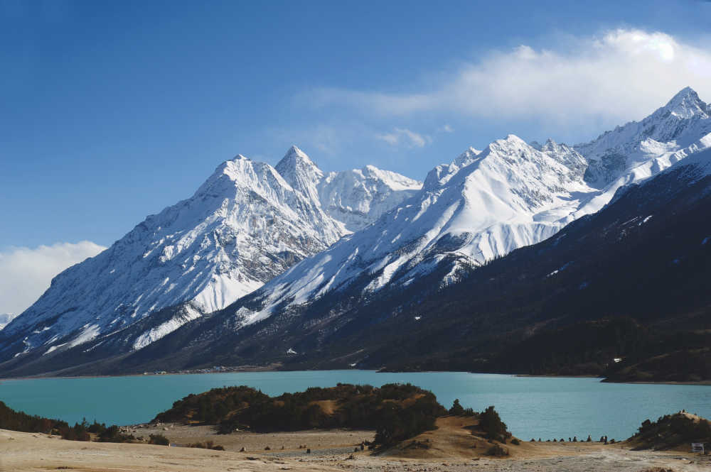 西藏昌都318国道旁的碧绿色然乌湖