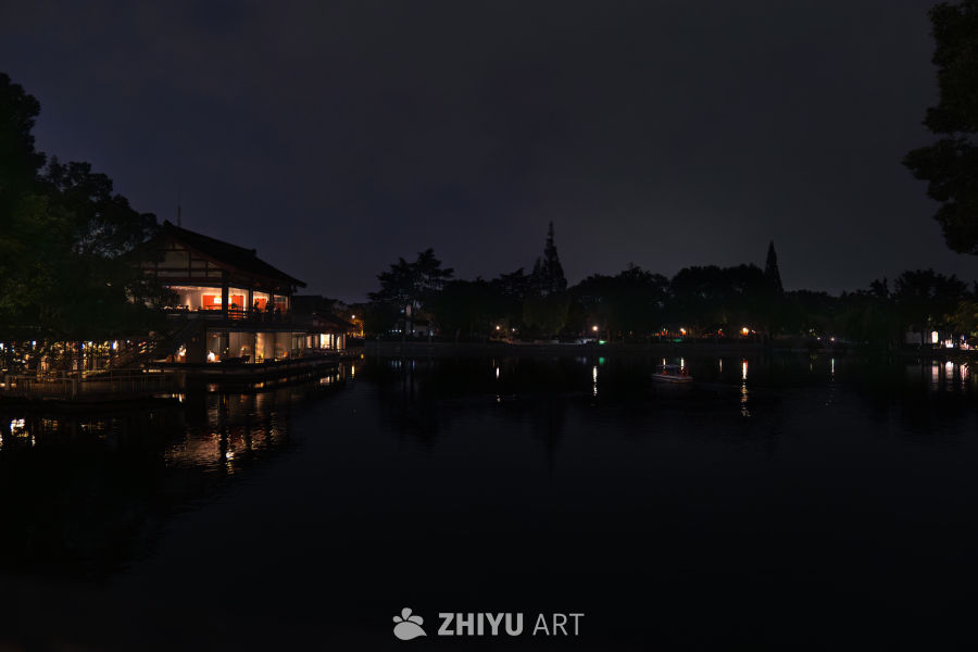 夜湖静谧景