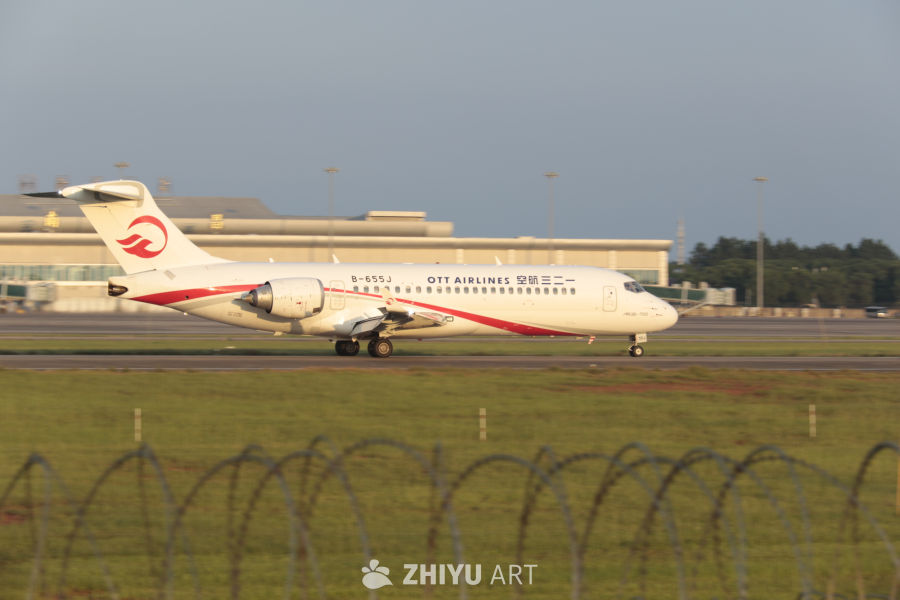 OTT Airlines ARJ21-700飞机在机场跑道上起飞