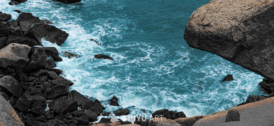 海浪拍打岩石