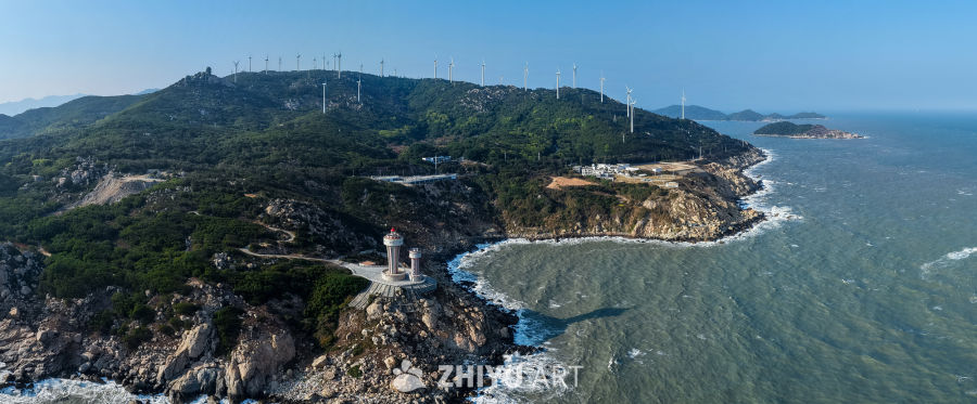 海岸风车与灯塔风光