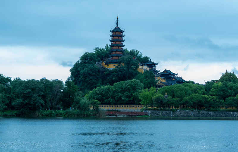 烟雨下的金山寺