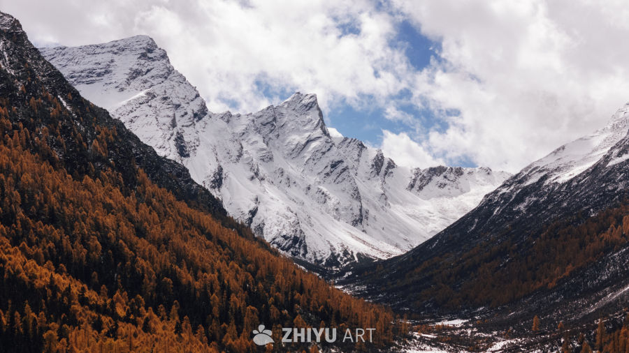 雪山与秋叶