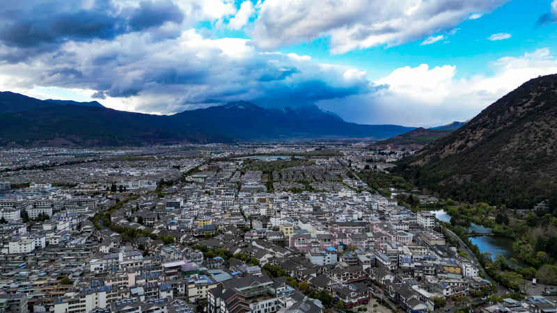 航拍云南丽江城市大景