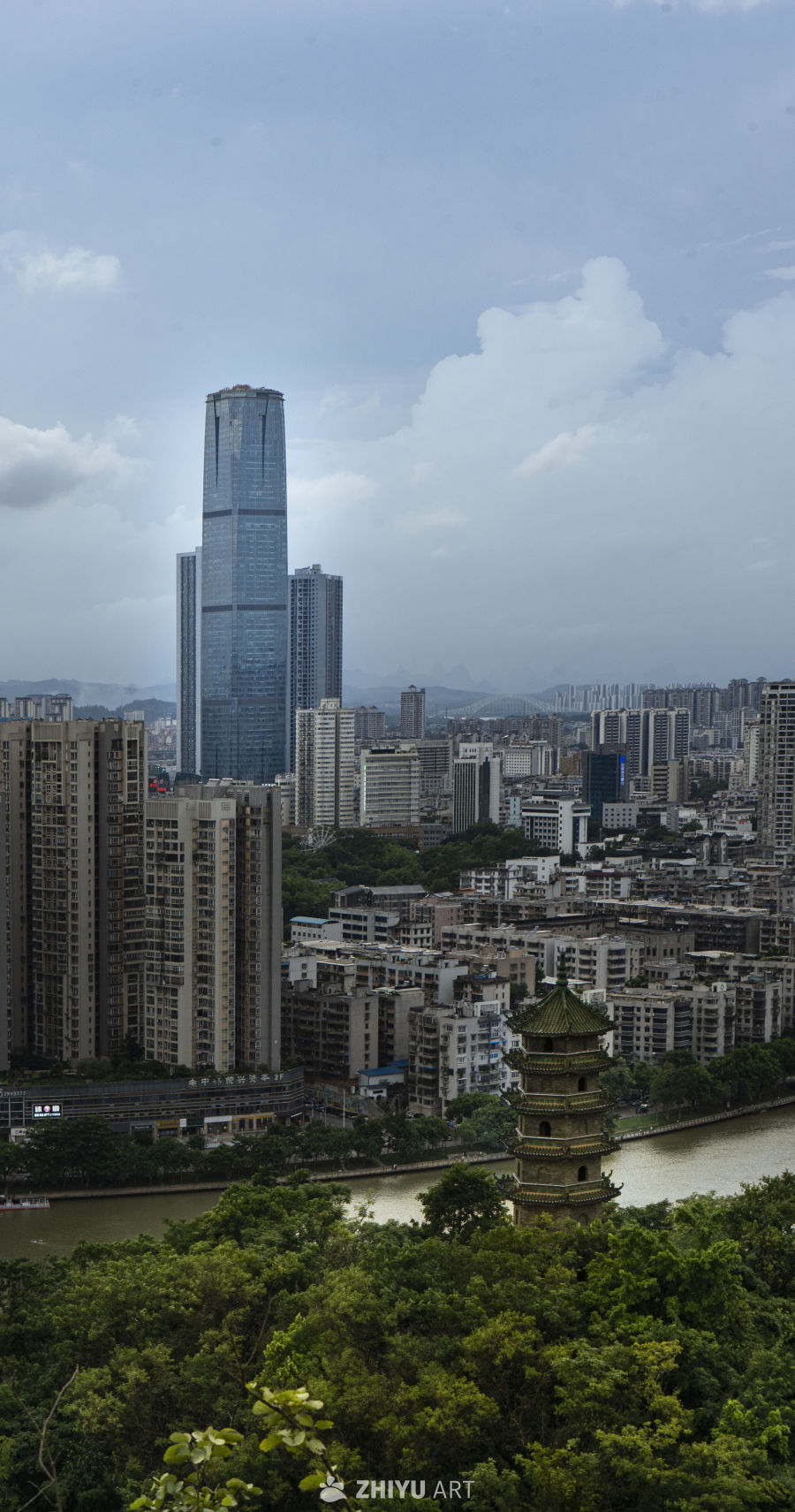 现代都市与古塔的和谐共存