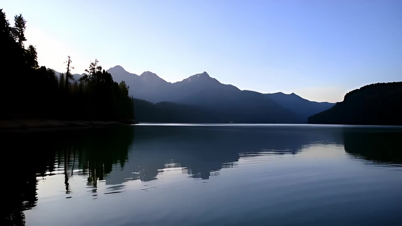 湖面平静，倒映着天空。远处的山脉连绵起伏，山体呈现