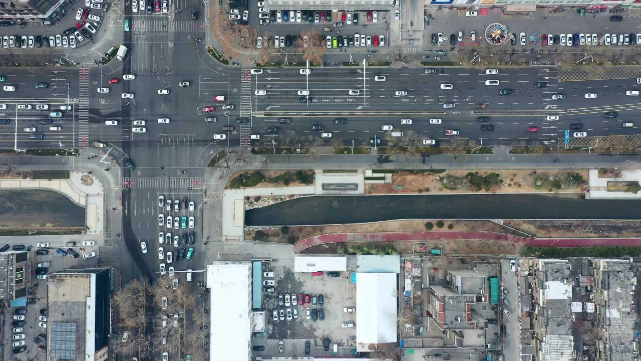 航拍市区车水马龙的十字路口