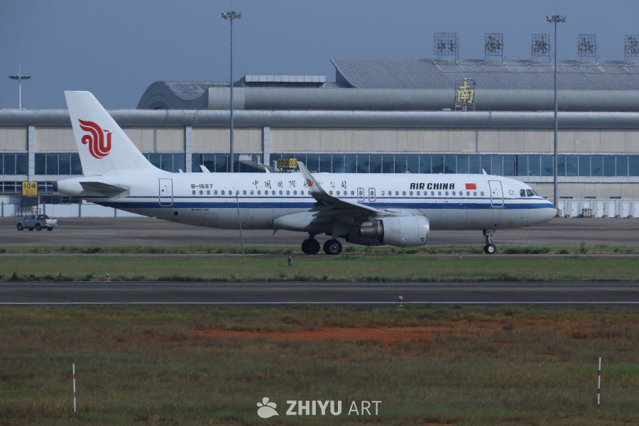 中国国际航空客机在机场停靠