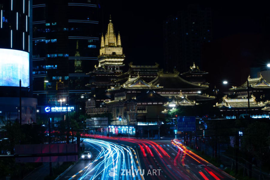 都市夜景：传统与现代的交融