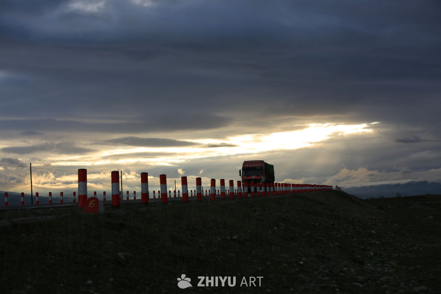 夕阳下的长途旅程