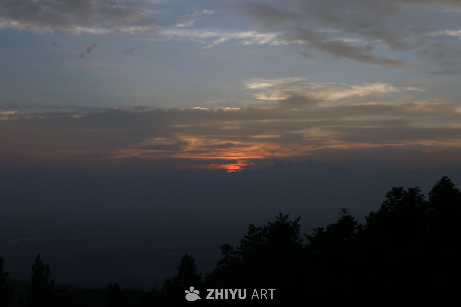 日落余晖下的宁静山景