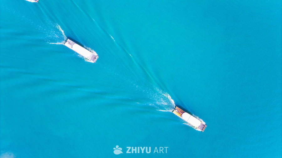 航拍船只穿梭于碧海