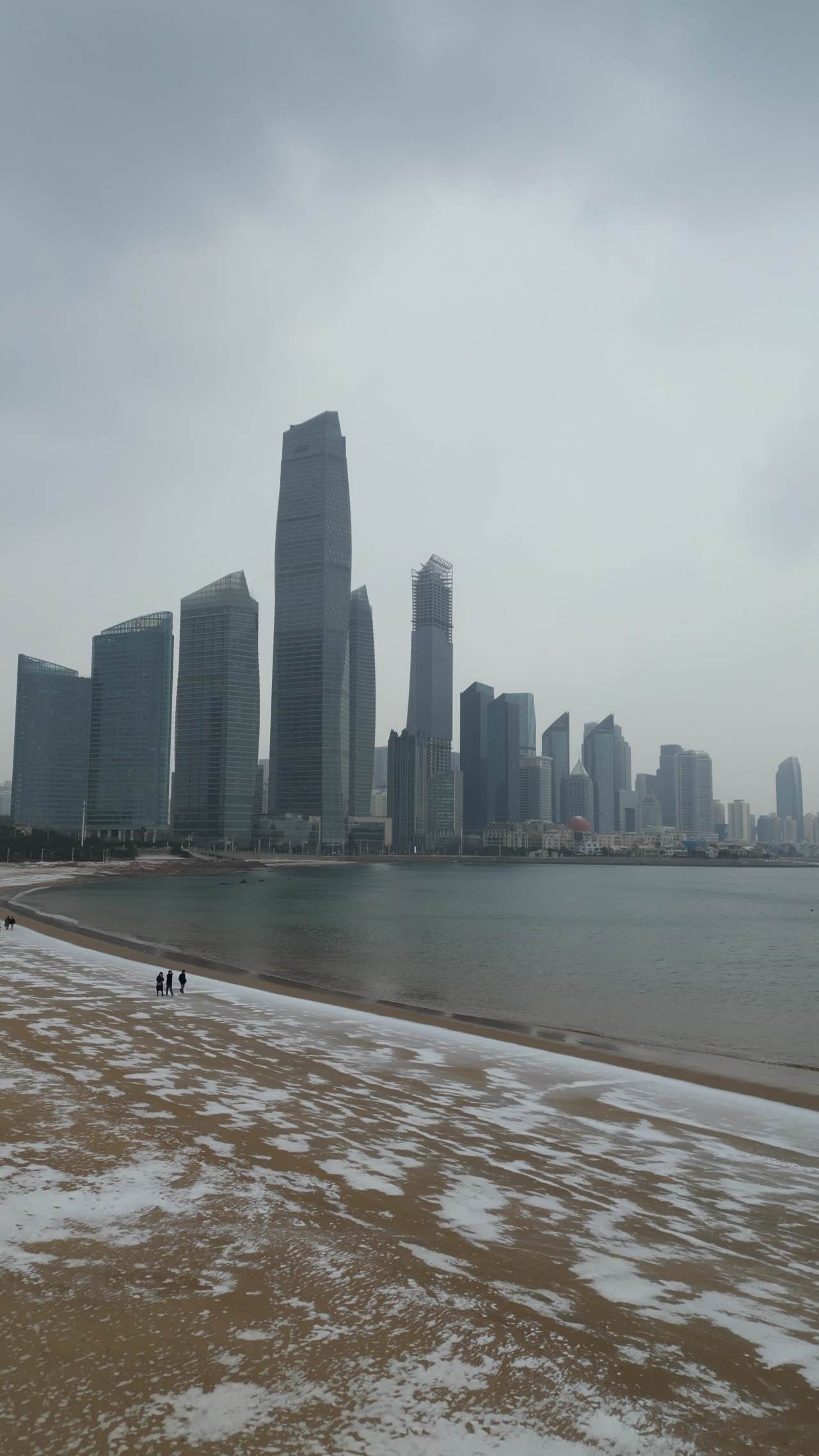 青岛第三海水浴场城市海边雪景航拍 8