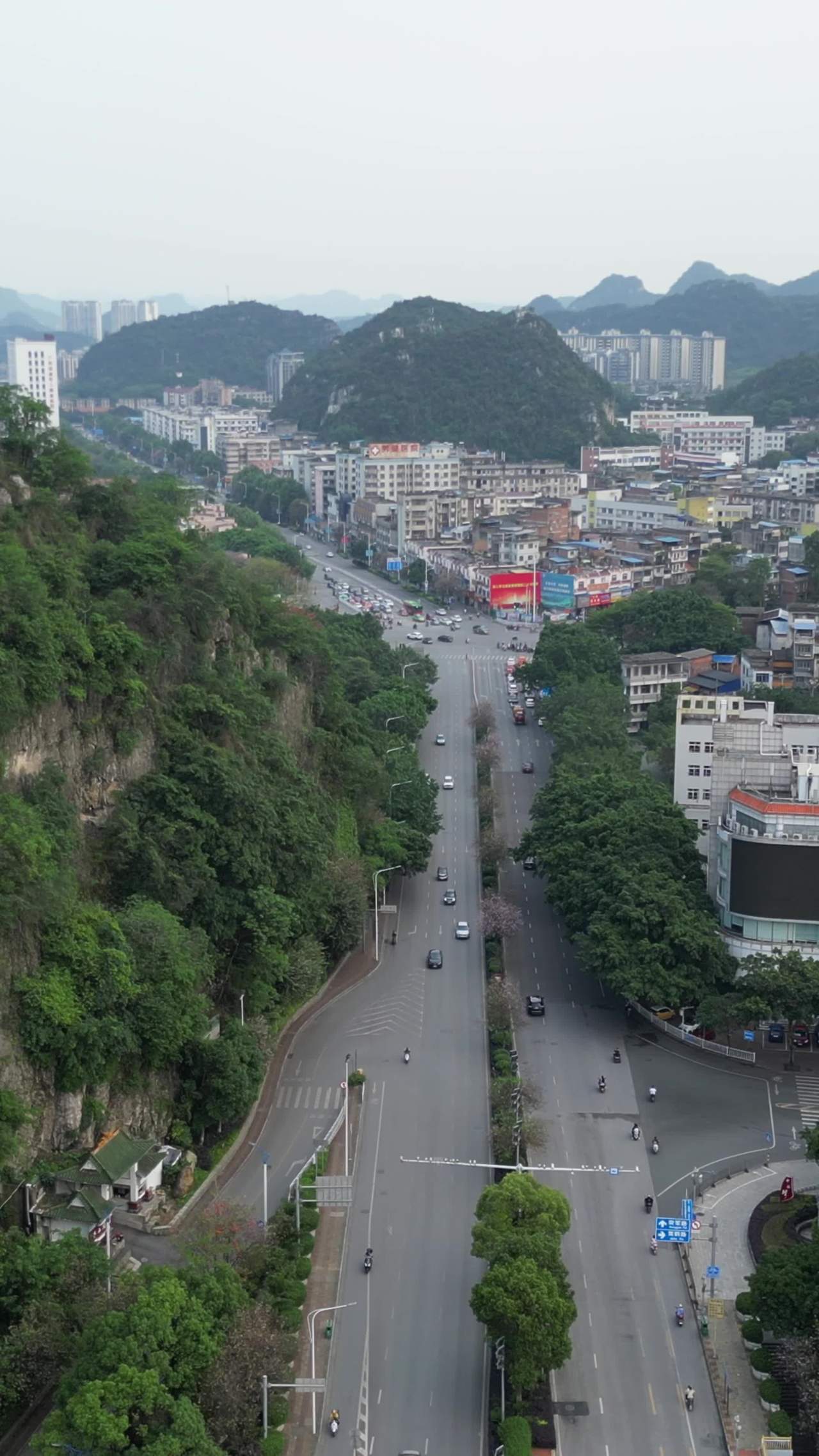 城市山间道路全景