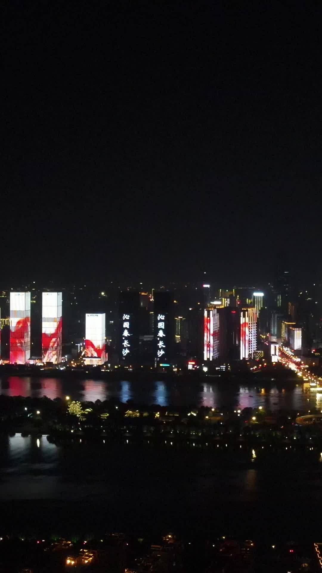城市霓虹：光影变幻的夜晚