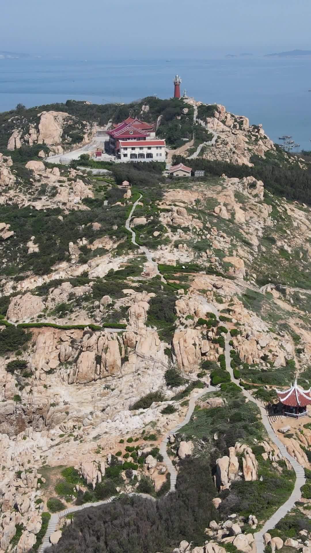 海岸边的寺庙航拍