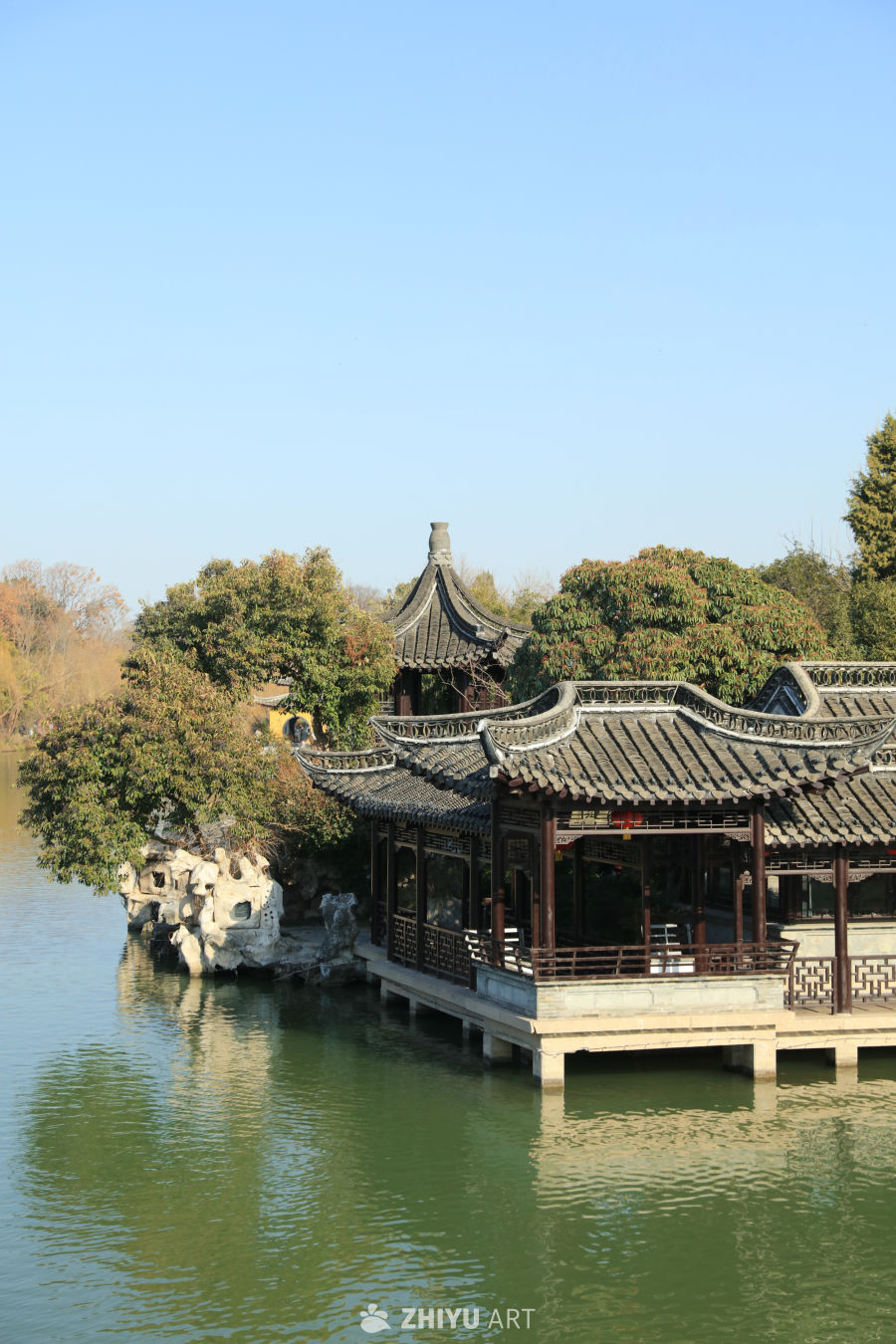 在水面上的古典建筑