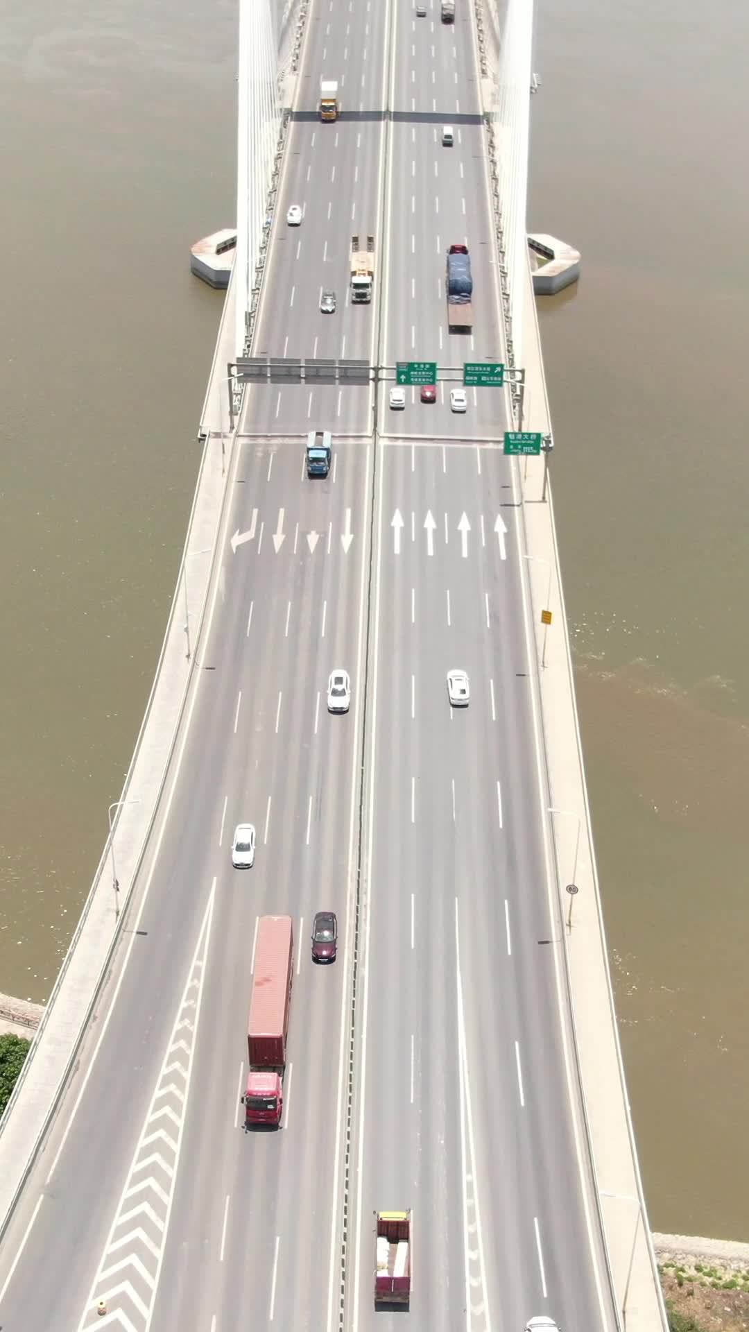 繁忙的跨河大桥