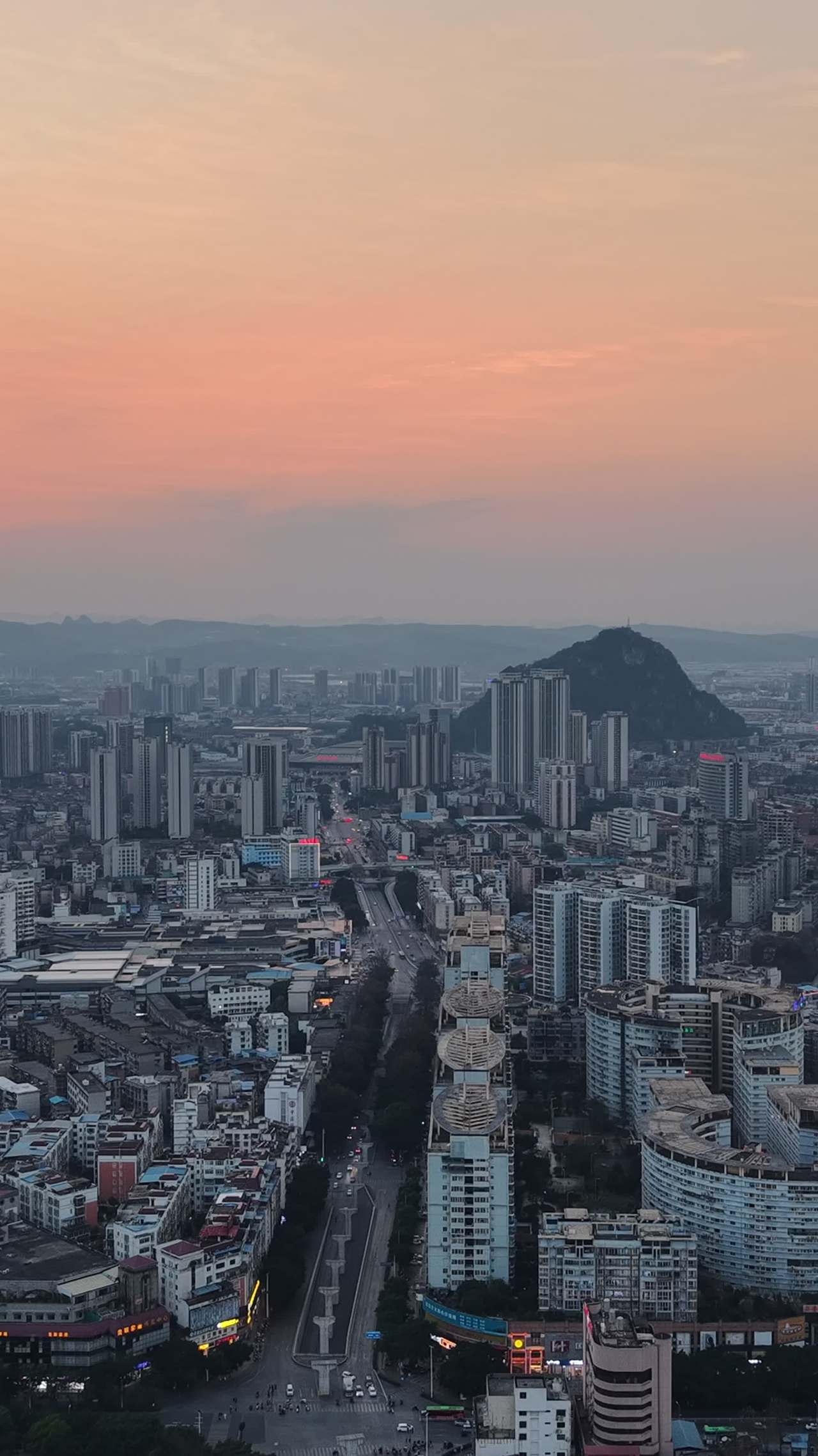 城市日落与高楼