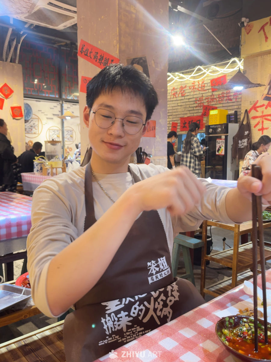 火锅店里的年轻笑脸