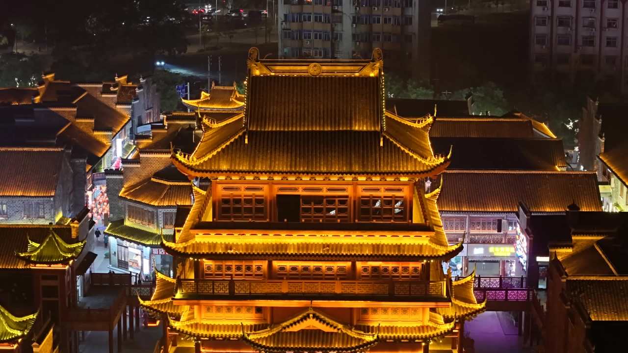 灯火辉煌的古建筑群