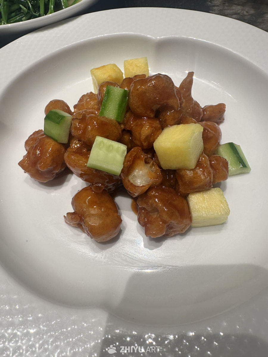 宫保鸡丁配黄瓜菠萝