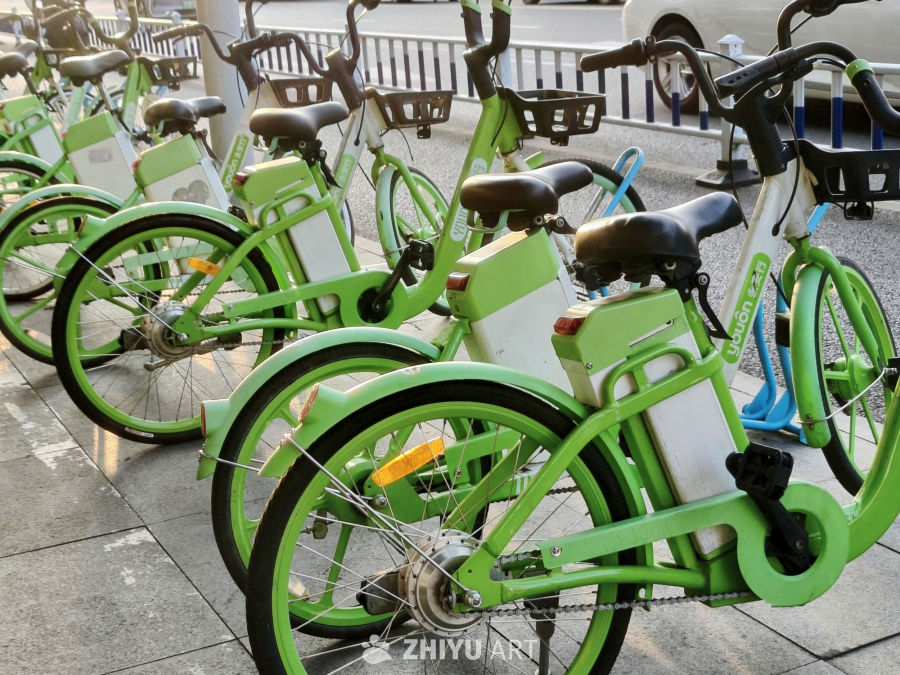 摆放整齐的共享单车