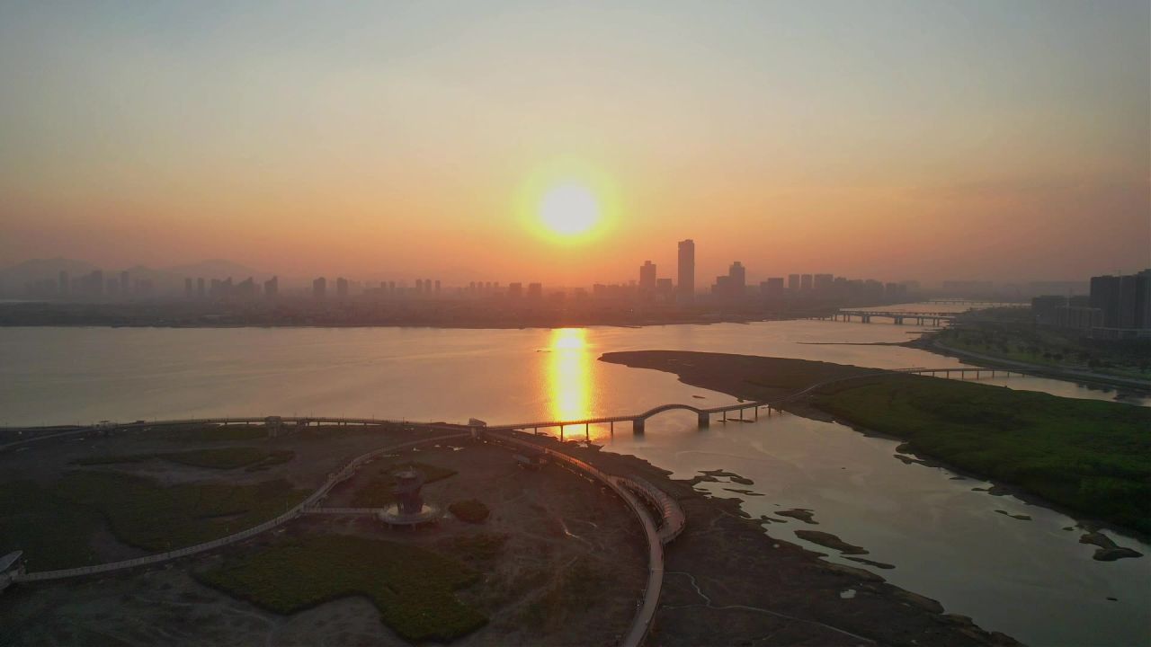 航拍厦门下潭尾湿地公园日落
