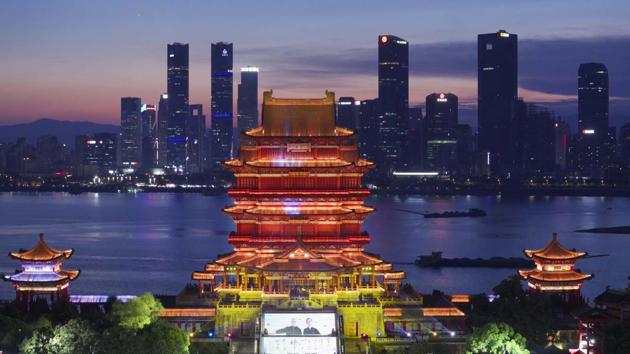 古与今的交融：夜幕下的城市风光