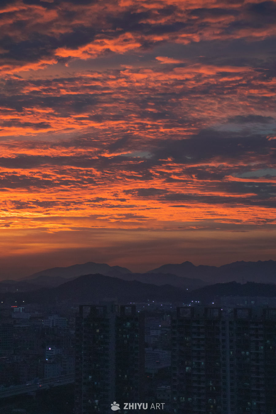 都市黄昏：山城剪影