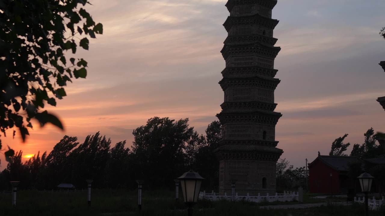 夕阳下的古塔