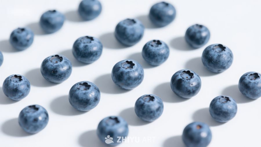 新鲜蓝莓散落白色背景