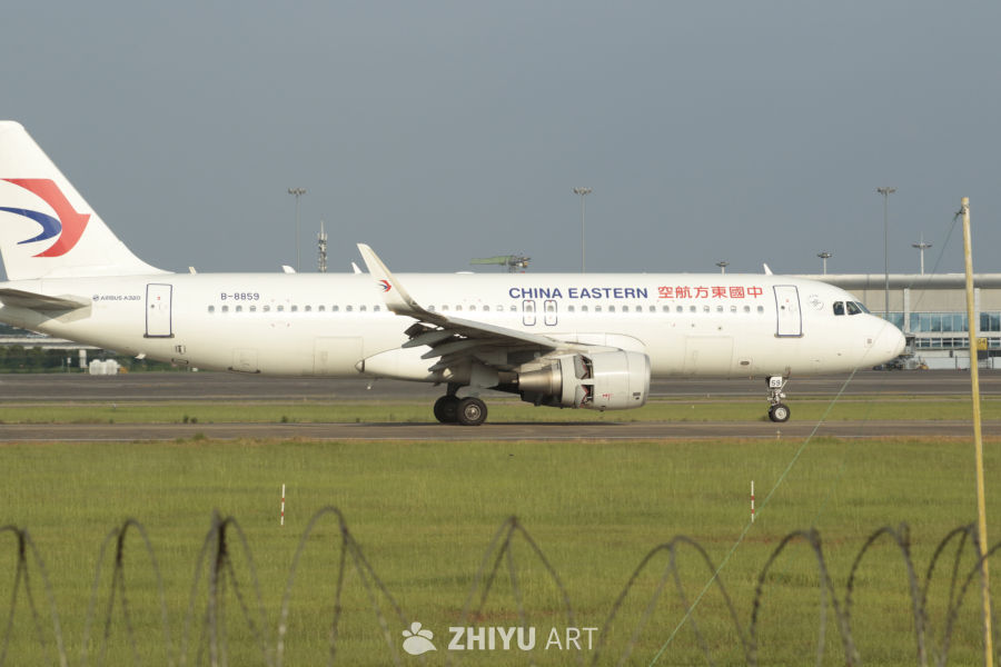 中国东方航空公司A320客机在机场跑道上