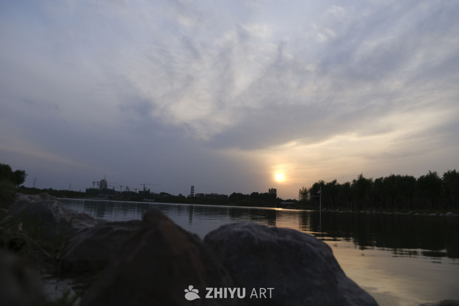 夕阳下的河流