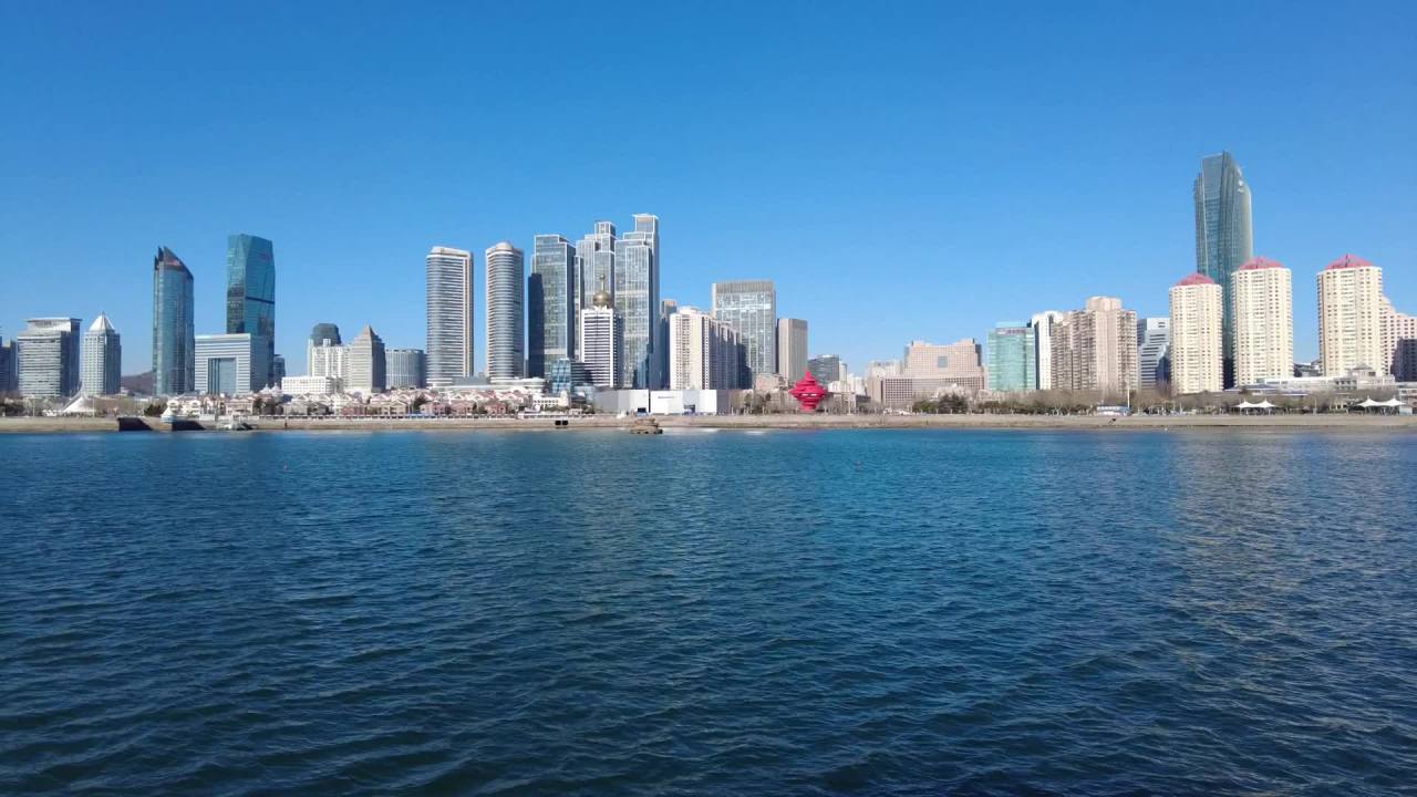 冬日晴天蓝天下青岛蔚蓝大海和海边的摩天大楼群 1