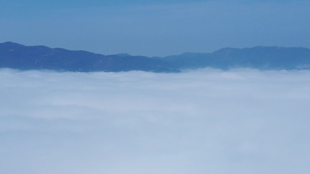 云雾中的山