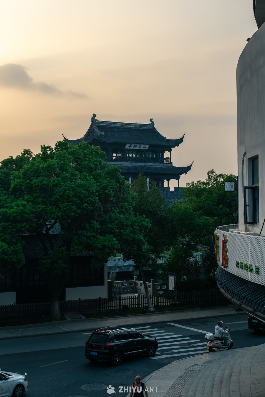 黄昏中的古城楼街景