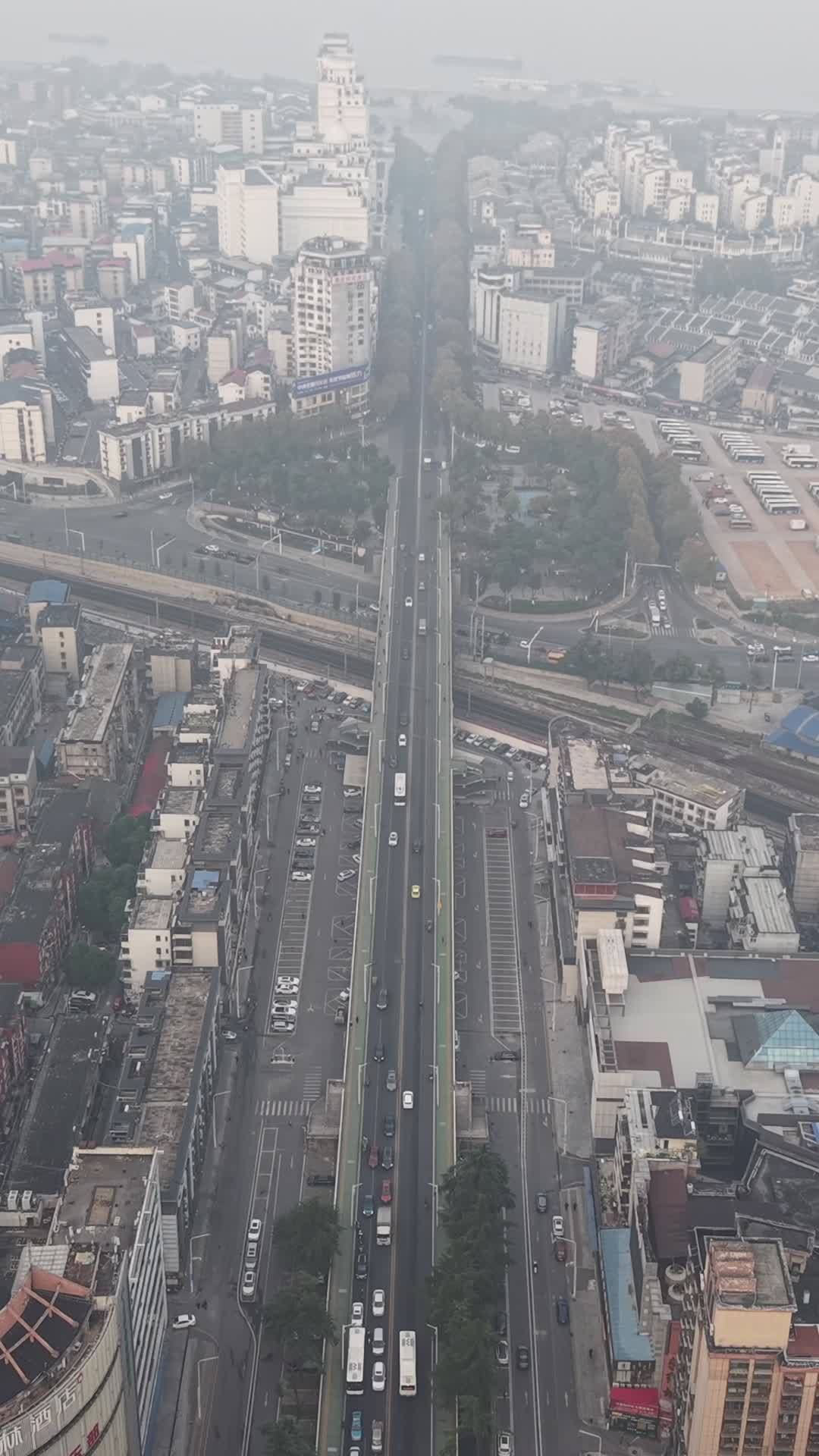 城市高架路的繁忙景象