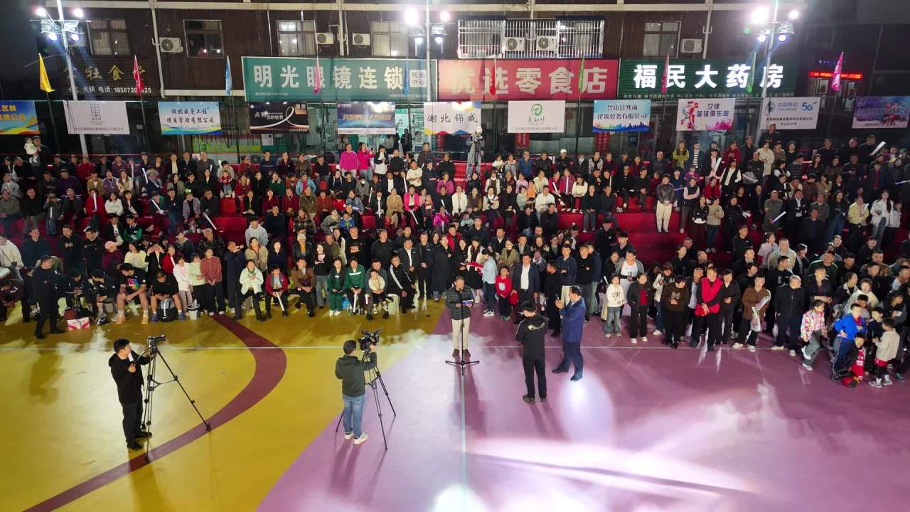 夜间社区活动盛况