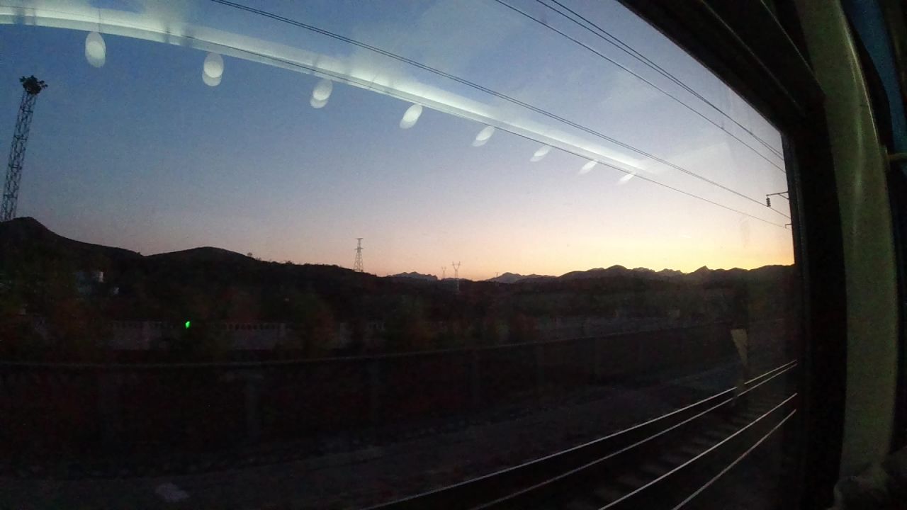 火车内车窗黄昏