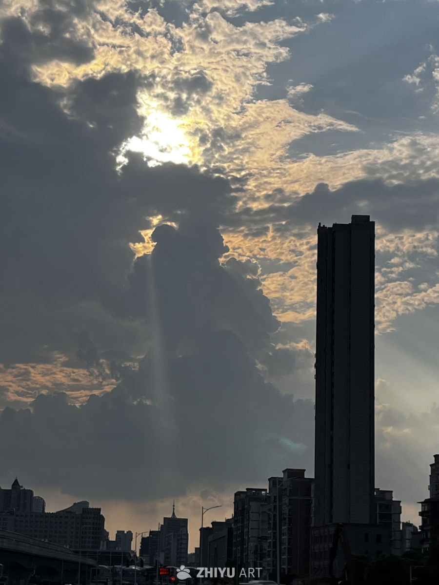 夕阳下的城市剪影