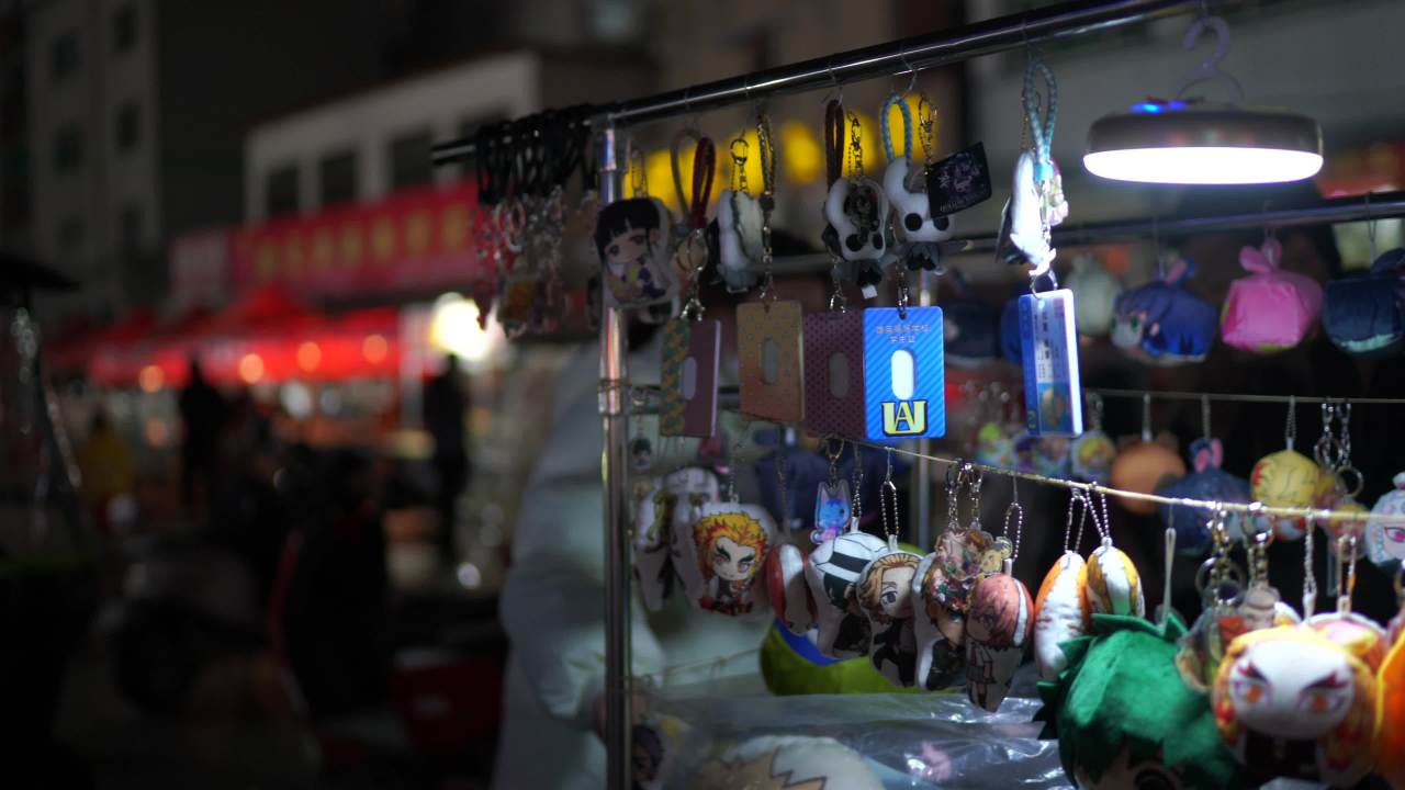 夜市摊位上的钥匙扣与毛绒玩具