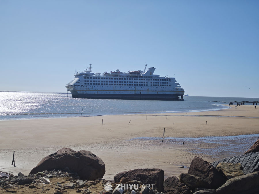 邮轮停靠海滩美景