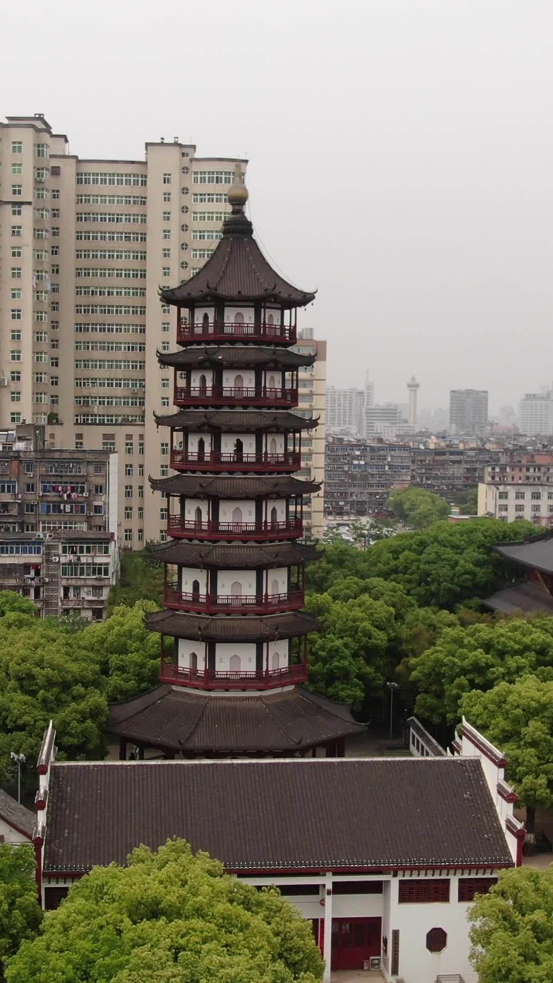 古塔与现代城市的和谐共存