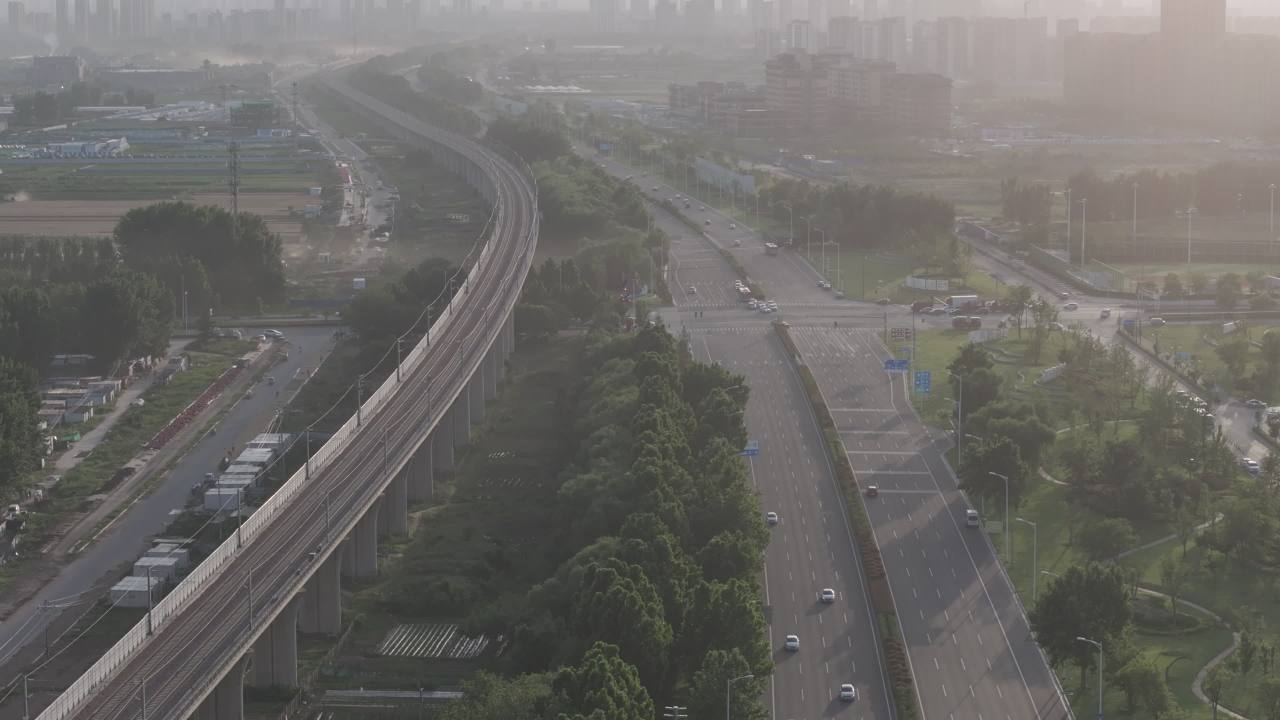晨曦中的城市交通