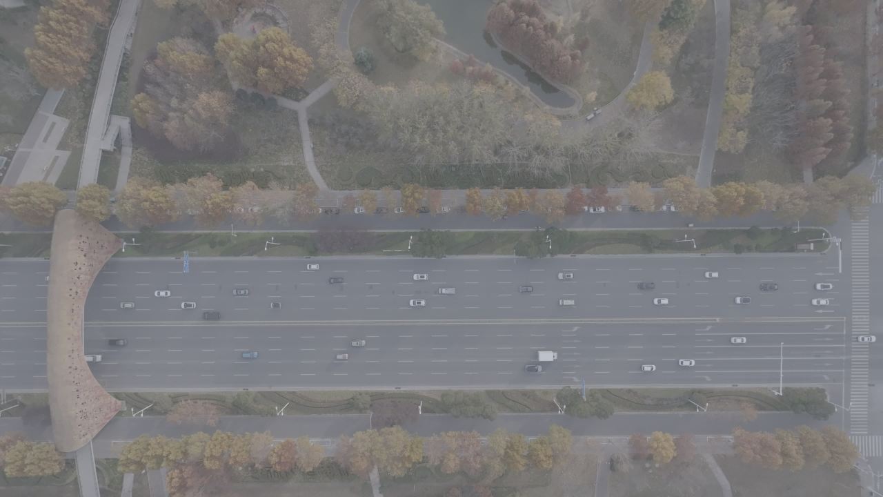 晨雾中的城市之路
