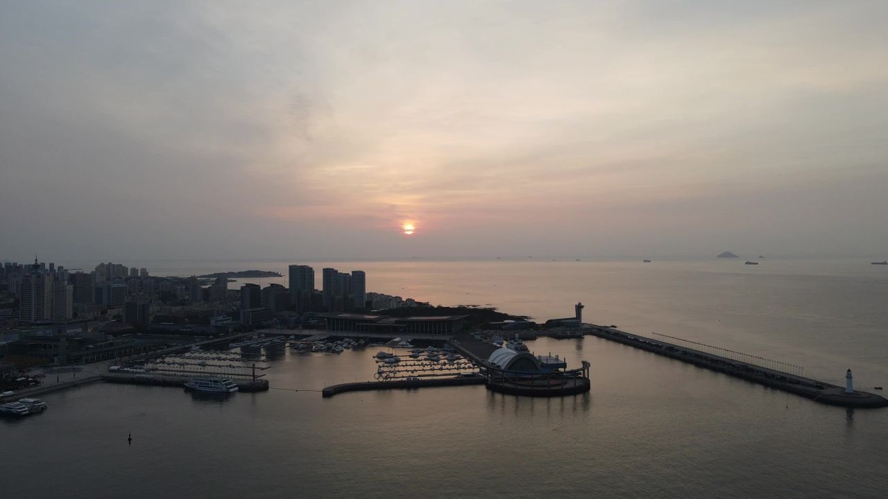 海上日出日落晚霞夕阳山东青岛航拍 