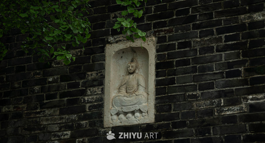 砖墙佛像静谧景