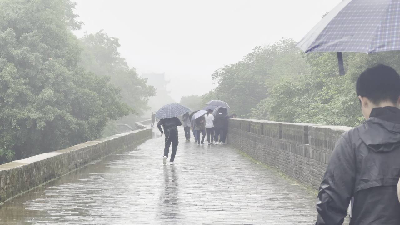 雨中漫步古桥